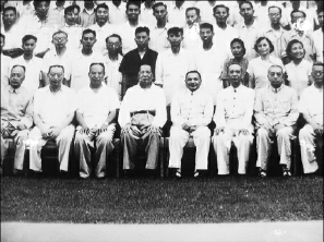 1958年7月1日,毛泽东、邓小平等接见出席第十次全国统战工作会议的代表。 1958年7月1日,毛泽东、邓小平等接见出席第十次全国统战工作会议的代表。